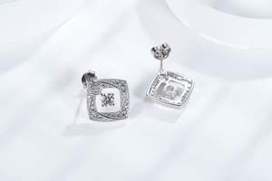 Pendientes de Pirita Redondos de 4 mm de Diseño en Plata de Ley, Colección Moissanite - Product Image 5