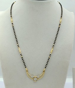 Elegante Mangalsutra Dorado con Incrustaciones de Diamantes para Mujer, Collar Moderno con Cadena de Cuentas Negras y Colgante Curvo, Joyería Étnica - Product Image 3