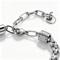 Bracelet pour homme en cuir et acier inoxydable, design patchwork, chaîne cubaine, fermoir mousqueton réglable, style hip-hop streetwear cool.