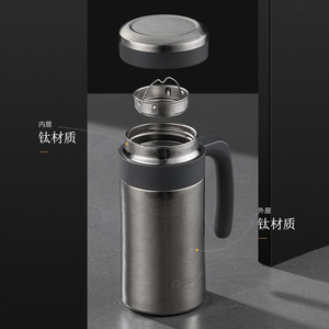 Tasse isotherme en titane 500 ml à double paroi avec poignée, tasse de bureau pour le thé et l'eau avec séparation - Product Image 1