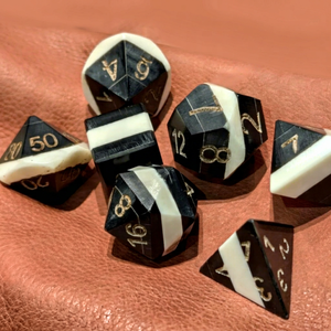 Dados de Juego Hechos a Mano de Hueso con Acabado Natural, Números Tradicionales, Forma Compacta, Piezas de Juego de Mesa - Product Image 1