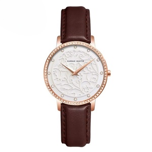 Reloj de Mujer OEM ODM Vintage con Esfera Floral 3D Grabada, Bisel Adornado con Cristales, Correa de Cuero, 3BAR, Reloj de Cuarzo Casual de Moda - Product Image 3