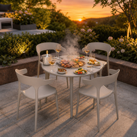 Ensemble de table de barbecue en acier au carbone contemporain et de chaises en plastique pour une utilisation familiale en plein air