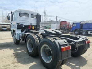 SHACMAN Delong 2x8 Diesel Tracteur Remorque Nouvel État avec Direction Gauche Sortie de Puissance Stable pour Diverses Tâches de Transport - Product Image 2