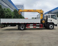 La roue 4x2 Howo de Sinotruk LHD 6 a monté le camion de grue avec la grue d'ascenseur hydraulique 6.3 tonnes