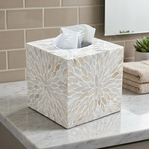 Nuevo diseño Rectangular Madre de perla MOP Caja de pañuelos Hecho a mano Capiz Shell Servilletero decorativo de Vietnam - Product Image 1