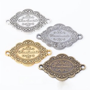 ملصق خياطة مخصص ثلاثي الأبعاد من سبائك الزنك، علامة معدنية منقوشة يدويًا مع شعار للحقائب والمحافظ وحقائب الظهر - Product Image 1