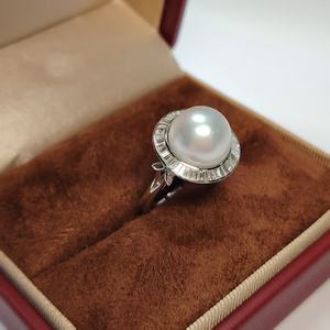 Anillo de Boda y Aniversario UM Jewelry de Oro Sólido de 18K con Engaste de Bisel, Perla Blanca del Mar del Sur de 11.5mm y Diamante Corte Baguette NGTC - Product Image 3