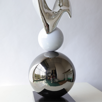 Sculpture métallique abstraite de luxe, art décoratif moderne, statue avec base géométrique pour la décoration intérieure du salon, du bureau ou de l'hôtel