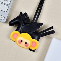 Porte-clés personnalisé mignon en forme de cheval volant, breloque de sac, pendentif de sac à main en cuir de poney de dessin animé, accessoires de porte-clés de voiture avec pompon, vente en gros