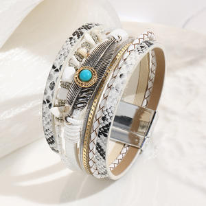 Pulsera de fiesta de cuero sintético con forma de bola bohemia de jade, plumas y abalorios, con cierre magnético retro de turquesa - Product Image 4