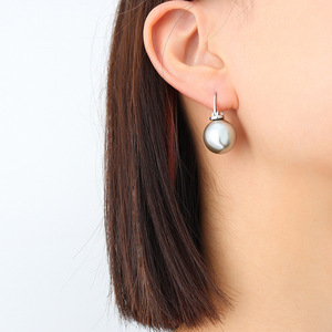 Pendientes de Perlas con Clip de Acero Inoxidable y Oro PVD de 18K |   Diseño de Perlas Falsas Grandes Blancas y Grises |   Joyería Moderna e Hipoalergénica - Product Image 4