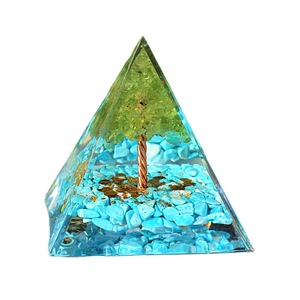 Pyramide en résine époxy cristalline, ornement de bureau artisanal, décoration d'intérieur faite à la main, couleur vert olive pin - Product Image 5