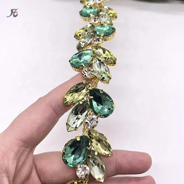 Nuovo prodotto 2024 strass rifinitura nastro diamantato catena di cristallo finiture in filo peridoto pietra resina strass rifilatura