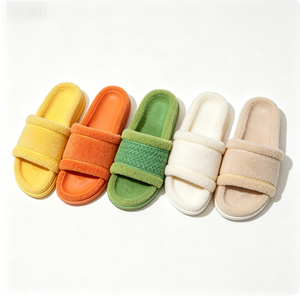 Pantoufles d'été pour femmes en fausse fourrure pelucheuse, à brides croisées, bout ouvert, talon plat, à enfiler, en tissu PU, avec boucle, couleur unie - Product Image 1