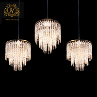 Luminaire de luxe Fournitures de mariage Ensemble de chandeliers à trois têtes en métal doré perlé et cristal pour décoration de plafond de mariage