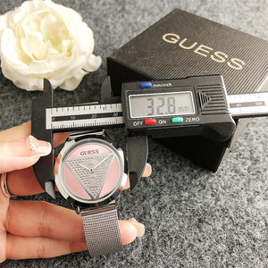 Marque de luxe devine <span class=keywords><strong>montre</strong></span>-bracelet pour femmes cadran en acier inoxydable 35mm affichage en verre à quartz boucle de bracelet en alliage vente chaude pour les filles - Product Image 5