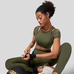 Ensemble de sport personnalisable pour femme : soutien-gorge de sport respirant en nylon, t-shirt col en V et short, grandes tailles, tenue de yoga pour femme - Product Image 1