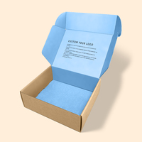 Boîte d'expédition en carton ondulé bleu à l'extérieur et papier PPWR à l'intérieur, personnalisable avec logo, écologique, vente en gros