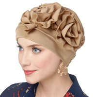 Chapeau turban en polyester tricoté chaud pour l'automne avec bonnet intérieur et deux décorations florales tricotées, hijab écologique pour femmes musulmanes