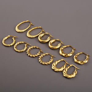 Yunnique Boucles d'oreilles géométriques en forme de U en acier titane plaqué or 18 carats pour femmes, bijoux à la mode pour un usage quotidien - Product Image 4