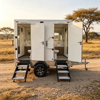 Remorque WC portable 2 postes blanche à essieu simple avec lavabo, miroir et armoire en bois pour location événementielle compacte