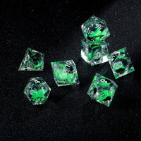 Ensemble de 7 dés en résine transparente à cœur liquide, motif chat noir, à bords vifs, avec paillettes vertes et chiffres argentés, pour D&D