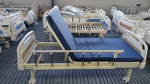 Factory Price Hospital Beds Manual Two <strong>Crank</strong> Patient Bed with IV Stand /Overbed <strong>Table</strong> /Wheels/Guardrails - Product Image 4