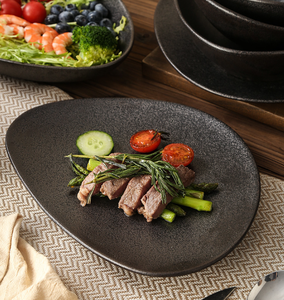 Service de vaisselle en céramique noire mate de style japonais, forme irrégulière, assiettes à sushi, assiettes à pâtes, assiettes à salade et coupelles à sauce, sur mesure pour restaurant - Product Image 4