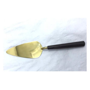 Servidor de Pastel Clásico de Primera Calidad con Acabado Dorado y Mango de Madera a Precio de Mayoreo - Product Image 3