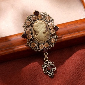 <span class=keywords><strong>Broche</strong></span> vintage avec portrait féminin en relief, cadre en <span class=keywords><strong>or</strong></span> antique, strass rouge-brun et pendentif orné - Product Image 2