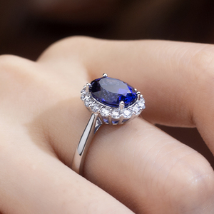 Bague de mariage classique en diamant Diana, en or 18 carats PT950 avec saphir de laboratoire cultivé et diamants de laboratoire de taille petite, par Messi Jewelry - Product Image 4