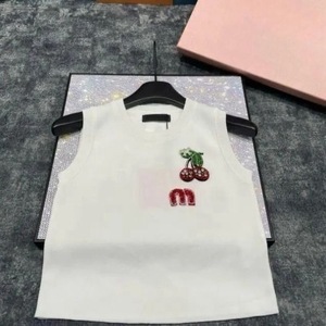 Abbigliamento Estivo alla Moda all'Ingrosso - <span class=keywords><strong>Blusa</strong></span> Senza Maniche da Donna con Stampa di Lettere e Schiena Scoperta, Colore Ciliegia - Product Image 1
