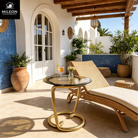 Table d'appoint de luxe en laiton serpentin avec plateau rond en verre trempé, table basse design moderne, idéale pour les villas et les hôtels