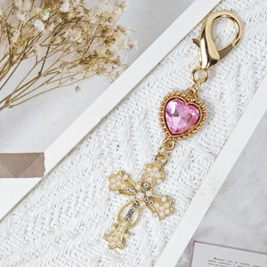 Llavero con Cruz de Cristal en Forma de Corazón Kawaii, Colgante Religioso con Diamantes de Imitación, Llavero Cristiano, Recuerdos y Regalos - Product Image 3