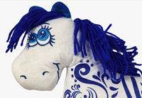 Nouvelle conception de peluche cheval avec rembourrage en coton PP, motifs bleu foncé et crinière – Adorable mascotte pour l'Année du Cheval