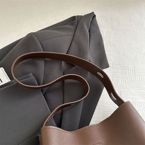 Women's New Fashion <b>Large</b> Capacity Leisure Travel Shoulder <b>Messenger</b> <b>Bag</b> Wide Shoulder Strap Wholesale Made PU - Product Image 3
