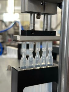 Máquina de llenado automática de 2 boquillas cerámicas para hacer masterbatch de PP TiO2, con sistema neumático de 100-500 ml y boquilla de sellado, para llenar botellas de 10 ml. - Product Image 2
