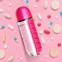 MEMOSAN 600ML Bouteille d'eau de voyage en plastique avec compartiment à pilules quotidien, double gobelet et rangement pour médicaments