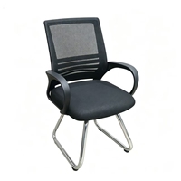 Chaise de bureau ergonomique en maille respirante, réglable en hauteur, pivotante et avec base fixe, ou chaise visiteur avec accoudoirs en option et base à patins.