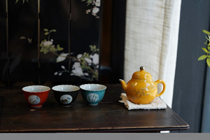 Service à thé en porcelaine octogonale « Whispering Plum » – Vaisselle de thé dorée jaune impérial - Product Image 2