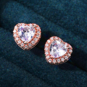 Boucles d'oreilles clous en zircon taille cœur or rose, sertissage griffe, bijoux romantiques et tendance pour femme, cadeau - Product Image 4