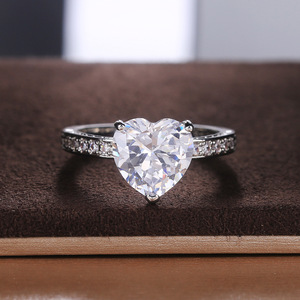 Anello a Forma di Cuore per Donne, Accessorio Romantico per Feste, Proposte e Matrimoni, Regalo di Moda - Product Image 1