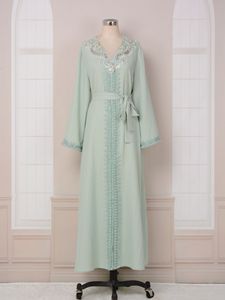 <span class=keywords><strong>Vestido</strong></span> musulmán <span class=keywords><strong>de</strong></span> manga larga para mujer, <span class=keywords><strong>vestido</strong></span> musulmán Abaya con cuello en V y cuentas <span class=keywords><strong>de</strong></span> uñas, nuevo temperamento para mujer - Product Image 4