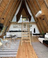 Maison préfabriquée modulaire de luxe, moderne, tendance, compacte, mobile, extérieure, en acier triangulaire, 2 chambres, villa pour les vacances et les voyages