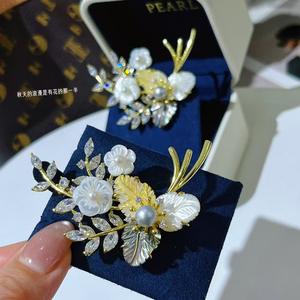 Broche de Perla de Agua de Mar con Incrustaciones de Concha, Estilo Escultura, Recomendado por TikTok y Kwai, Accesorio Chic para Suéter o Abrigo - Product Image 2