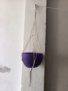 Pot de fleurs suspendu en plastique tressé moderne, panier de plantation, support en macramé violet pour une utilisation en intérieur et en extérieur - Product Image 1