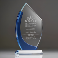 Trophée moderne en cristal de verre avec options d'accentuation bleu, vert, rouge, logo et texte gravés en profondeur pour les récompenses d'entreprise
