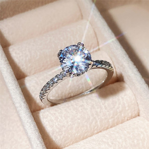 Anello di Proposta Classico con Zirconi per Donne, Gioiello da Dito Minimalista ed Elegante - Product Image 1