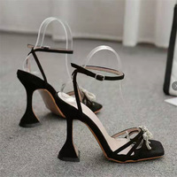 Nouvelle Collection Été 2025 : Sandales à Talons Hauts pour Femmes, Style Européen et Américain, Ornées de Strass et de Papillons, Bout Ouvert Carré – Idéales pour l'Export.